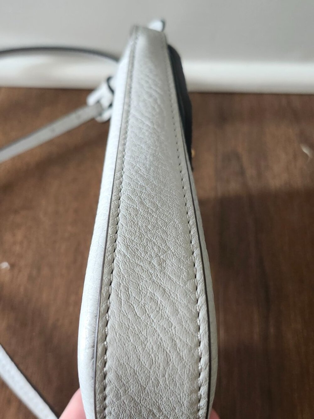 Tory Burch Phone Crossbody Bag – Light Gray Leather – Gold Logo – EUC - Picture 4 of 16